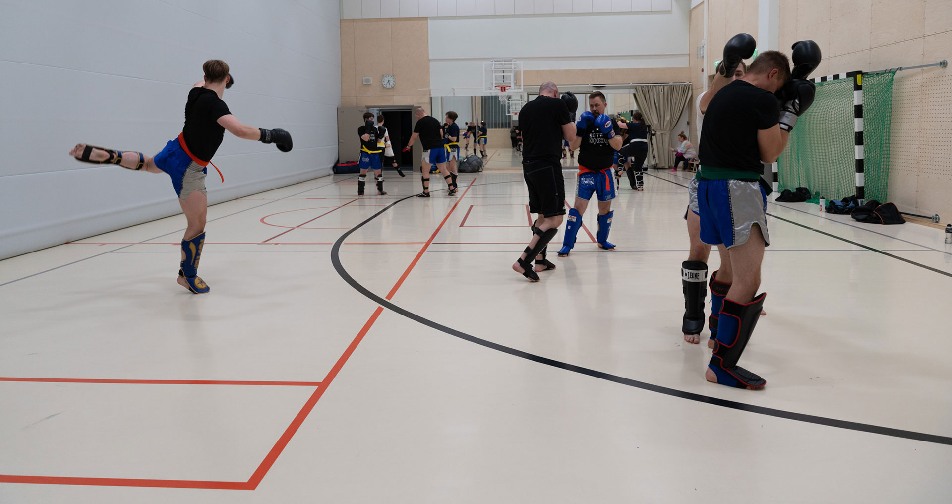 Potkunyrkkeily, yksilölaji ryhmähengellä