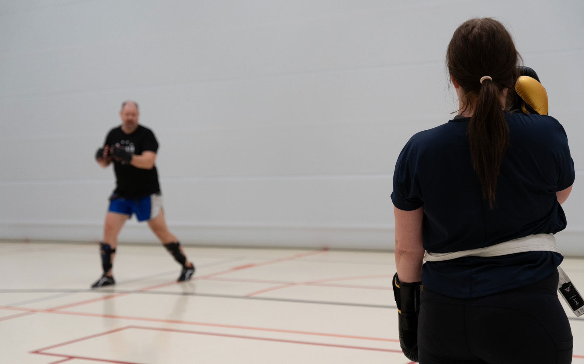 Potkunyrkkeily, yksilölaji ryhmähengellä