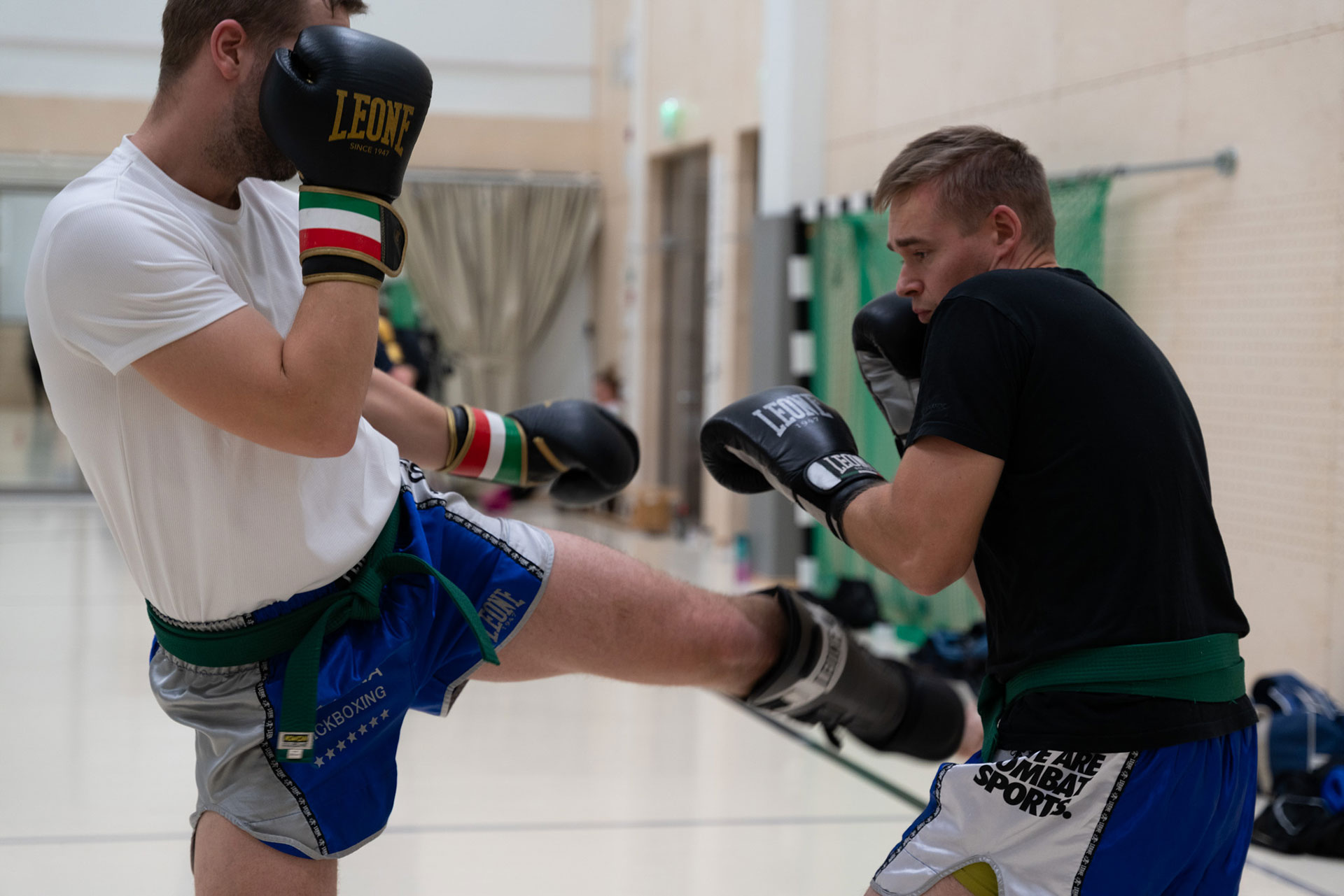 Potkunyrkkeily, yksilölaji ryhmähengellä