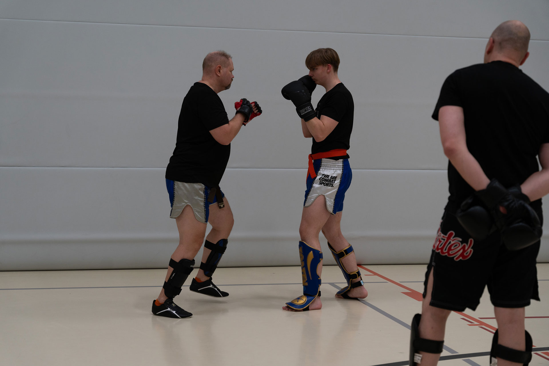 Potkunyrkkeily, yksilölaji ryhmähengellä